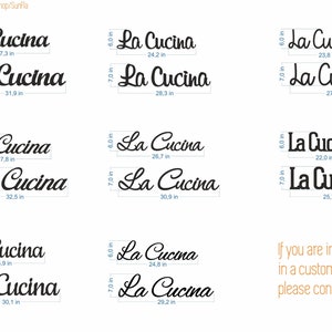 Puede incluir: Nueve tama&ntilde;os diferentes de un letrero negro "La Cucina" con letras cursivas. El letrero est&aacute; disponible en tama&ntilde;os que van desde 56 cm hasta 83 cm. El texto "Si est&aacute; interesado en un tama&ntilde;o personalizado, p&oacute;ngase en contacto con nosotros." tambi&eacute;n se incluye en la imagen.