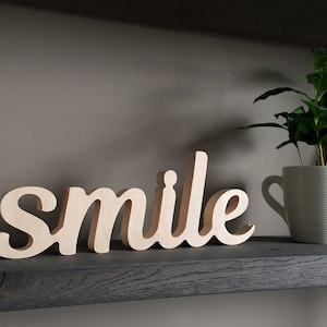 Signo rústico de madera 'sonrisa' - sonrisa de palabra de madera positiva - SIN PINTAR, letras de escritura de madera lisa - hogar feliz, oficina, espacio de trabajo, decoración de estantes