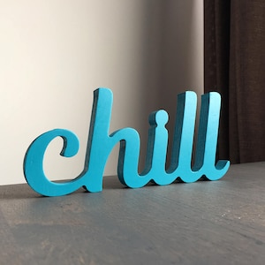 Sinal de frio azul turquesa, letras de madeira de script independentes, corte de madeira de palavra positiva, canto de relaxamento doméstico, espaço de trabalho de escritório frio