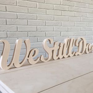 Cartello &quot;We Still Do&quot; in corsivo. Cartello in legno autoportante - Matrimonio, anniversario o rinnovo dei voti
