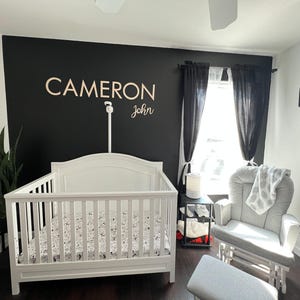 Placa de madeira com nome do primeiro e do meio do bebê, letras de berçário, decoração de parede de berçário, placa de parede com nome do bebê, decoração de parede de berçário, presente para recém-nascido