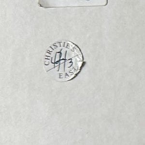 Puede incluir: Una peque&ntilde;a etiqueta adhesiva blanca y circular con el texto "CHRISTIE'S EAST" impreso en una fuente negra curva a lo largo de los bordes superior e inferior. El centro de la etiqueta contiene los n&uacute;meros 474 sobre 3 escritos a mano.