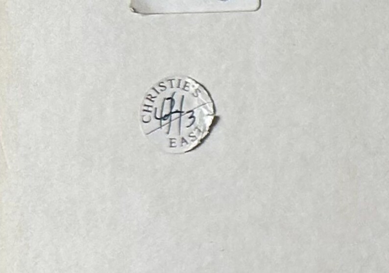 Puede incluir: Una peque&ntilde;a etiqueta adhesiva blanca y circular con el texto "CHRISTIE'S EAST" impreso en una fuente negra curva a lo largo de los bordes superior e inferior. El centro de la etiqueta contiene los n&uacute;meros 474 sobre 3 escritos a mano.