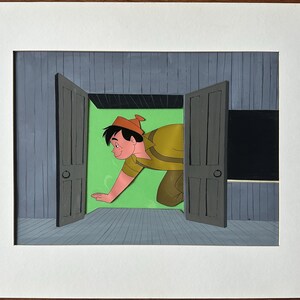 Puede incluir: Un celuloide de animaci&oacute;n pintado a mano que muestra a un personaje de dibujos animados con cabello negro y una gorra naranja, inclin&aacute;ndose a trav&eacute;s de una puerta abierta. El personaje viste una camisa amarilla, paredes grises y fondo verde brillante.