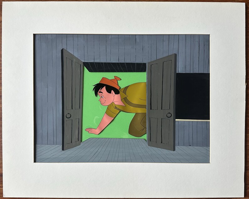 Puede incluir: Un celuloide de animaci&oacute;n pintado a mano que muestra a un personaje de dibujos animados con cabello negro y una gorra naranja, inclin&aacute;ndose a trav&eacute;s de una puerta abierta. El personaje viste una camisa amarilla, paredes grises y fondo verde brillante.