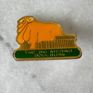 1980s Vintage The Big Merino Badge – Goulburn NSW Tourist Souvenir – 2.5 x 1.3 cm (0.98 x 0.51 in)