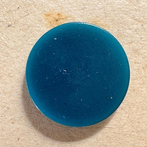 Botões de plástico planos vintage azul-petróleo - Conjunto de 24 em cartão original - 1,77 cm (0,7 pol.) - Acabamento translúcido - Colecionável de costura