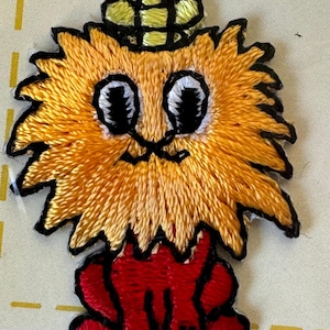 Vintage opstrijkbare geborduurde berkenpatch jaren 90 – geel en rood tekenfilmmonster met kroon – nieuwigheid appliqué