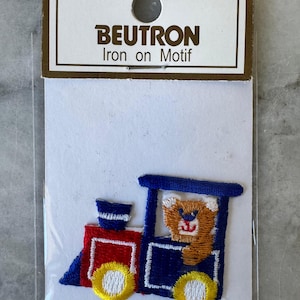 Vintage Beutron-opstrijkmotief uit de jaren 90 – embleem met beer op trein – blauwe en rode locomotief met gele wielen