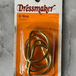 Anelli a D vintage da sarta (32 mm) - Set di 4 anelli in metallo color oro - Sigillati su carta arancione retrò - Realizzati a Taiwan