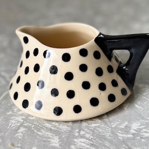 1992 Vintage Polka Dot Keramikkrug - Modernist Creamer oder Krug - Handgefertigt von Künstler