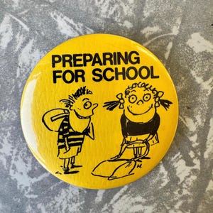 1980s Vintage “Preparing for School” Badge – Yellow Pinback Button – 5.3 cm (2.1 in) Diameter