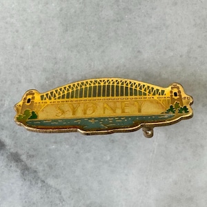 1980s Vintage Sydney Harbour Bridge Souvenir Pin – Goldtone Metal Enamel – 3 cm x 1 cm (1.2 in x 0.4 in)