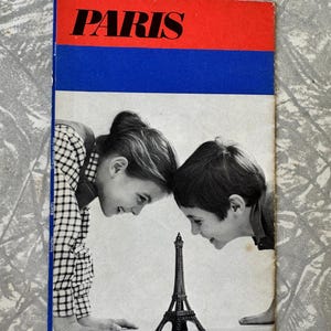 Mapa turístico vintage de París de los años 60: guía desplegable ilustrada de la ciudad y el metro, con portada de la Torre Eiffel.