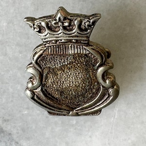 Insignia de corona heráldica vintage: 1,9 x 2,3 cm (0,75 x 0,9 pulgadas)