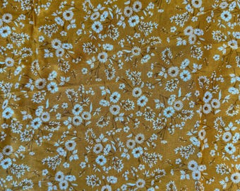 Tissu floral « Mignonne comme une marguerite » vintage des années 1980 – 100 × 112 cm (39,4 po. × 44 po.) – Mousseline de coton jaune moutarde avec marguerites blanches