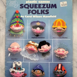 1988 Plastic Canvas Squeezum Folks de Carol Wilson Mansfield - Escuela Americana de Costura - Patrones de Manualidades Vintage