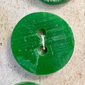 Boutons ronds verts vintage - Lot de 24 (1,7 cm/0,67 po.) - Carte à coudre des années 40 - Design brillant à deux trous