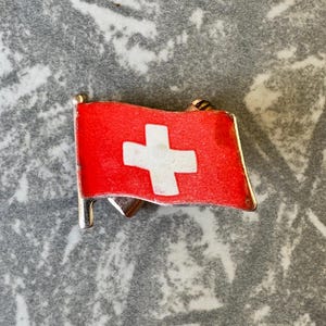 1990s Vintage Swiss Flag Enamel Lapel Pin – Made in Paris – 2 x 1.5 cm (0.79&quot; x 0.59&quot;)