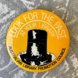 1980s Vintage “Look for the Past at Your Library” Library Council Pin – 4.3 cm / 1.7 in