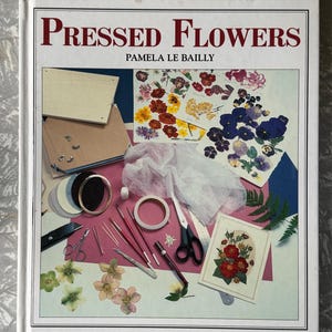 Livre d'artisanat fleurs pressées vintage 1993 par Pamela Le Bailly - Cadeaux DIY, cartes et idées de décoration d'intérieur - Kangaroo Press Couverture rigide