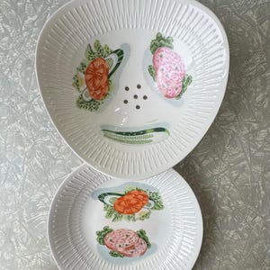 1950s Vintage Japanese Ceramic Strainer/Colander-Style Serving Bowl and Plate Set - 23 cm Diameter - Cold Cuts and Salad Print