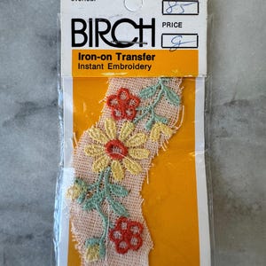 1970年代のヴィンテージバーチアイロン転写 – 刺繍の花柄モチーフ – 赤、黄、緑のデザイン