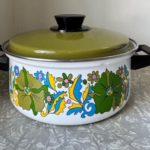 1970s Vintage Austria Email Enamel Casserole Pan w/ Lid – 25 cm (9.84&quot;) D x 8.8 cm (3.46&quot;) H – Retro Floral Design - Made in Austria