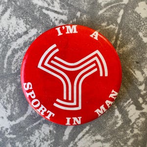1980s Vintage “I’m a Sport in Man” Badge – Red Promotional Button – 4 cm (1.6&quot;)