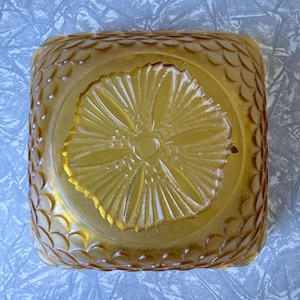 1950s Amber Pressed Glass Bowl – Scalloped Edge with Daisy Pattern – 16.5 cm x 6.5 cm – Vintage Decorative Glassware