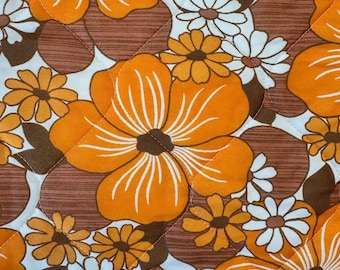 Tissu floral en coton matelassé vintage des années 1970 - Fleurs mod orange et marron - 125 × 50 cm (49,2 × 19,7 po.)