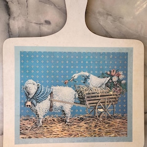 1980年代ヴィンテージメラミンキッチンボード - ラム、ガチョウ、花柄カートのイラスト - 25 cm x 30 cm (9.8インチ x 11.8インチ)
