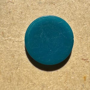 Vintage 24 flache, petrolblaue Kunststoffknöpfe - Set von 2,1 cm - Nähzubehör und Knöpfe - auf Karte