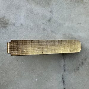 1960s Vintage Anson Tie Clip – Gold Tone Textured Rectangle – 4.5 cm x 1 cm (1.77 in x 0.39 in)
