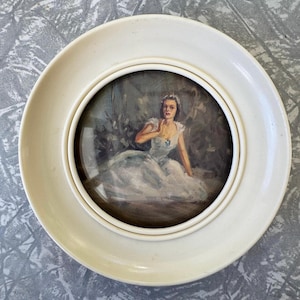Vintage 1950s Ballet Dancer Portrait – Round White Frame – 13.5 cm (5.3 in) Diameter