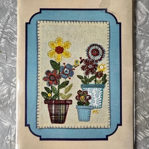 Papelería vintage con diseño floral: hojas rayadas y sobres, fabricada en Hong Kong. Papel de escribir sin usar.