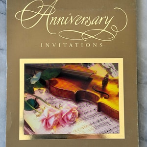 Einladungen zum Jubiläum 1995 - Symphonie der Liebe - 10er-Set - Elegantes Geigen- & Rosendesign - Hergestellt in Südafrika