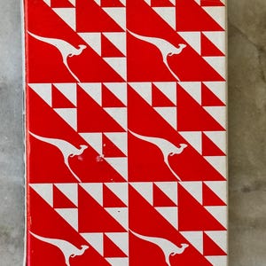 Cartes à jouer de la compagnie aérienne Qantas des années 1980 - Motif kangourou rouge et blanc - Jeu de cartes complet - Vintage usagé