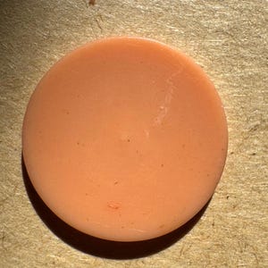 ヴィンテージ ピーチピンク フラットボタン - オリジナルカード入り 24個セット - 1.2 cm (0.48 インチ) 丸型プラスチック - 裁縫・クラフト用品