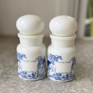 Frascos de boticario vintage de vidrio de leche belga - Juego de 2 - Escena victoriana azul - 6,5 cm de diámetro x 14,5 cm de alto