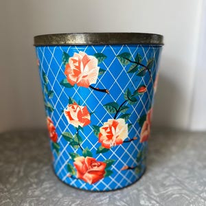 1950s Vintage Cadbury&#39;s Roses Tin – Floral Blue Chocolate Tin (19 x 21 cm / 7.5 x 8.3 in) – Made in Tasmania, Australia