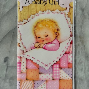 Tarjeta de felicitación para niña de Klassique Cards de los años 90: diseño de cuna acolchada vintage, nueva y sin usar