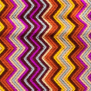 Gehäkelte afghanische Zick-Zack-Decke – 85 x 35 cm – Multicolor-Chevron-Streifen – Acrylgarn