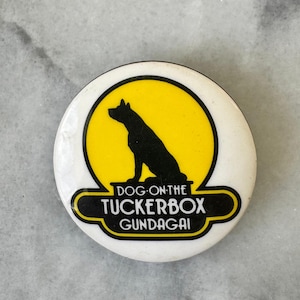 1980s Vintage Dog on the Tuckerbox Gundagai Badge – Australian Souvenir Pin – 3.2 cm (1.26 in) Round