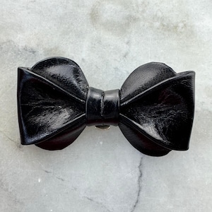 1980s Vintage Bluette Hair Barrette – Black Faux Patent Leather Bow – Made in France – 7 cm x 4 cm (2.76 in x 1.57 in)