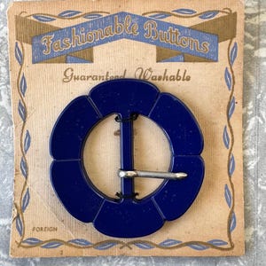 Klamra do paska w kolorze granatowym w stylu vintage z motywem kwiatowym – średnica 5,5 cm – design retro z połowy XX wieku – gwarancja możliwości prania – pochodzenie „zagraniczne”