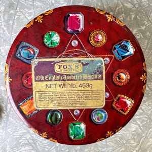 1970s Vintage Fox&#39;s Biscuits Tin – Old English Assorted – Jewel Design – Made in England – 18 cm x 7 cm (7.1 in x 2.8 in)