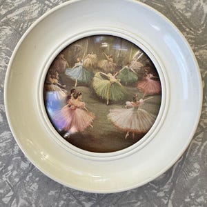 1970s Vintage Ballet Scene Wall Plaque – 13.5 cm Diameter (5.3 in) – White Plastic Frame