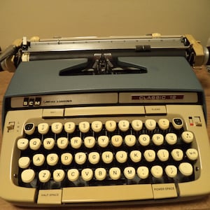 Vintage Smith Corona Classic 12 Manual Typewriter in Original Case