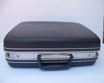 Vintage Samsonite Hard Side Overnight Weekender Case  With Key Navy Blue